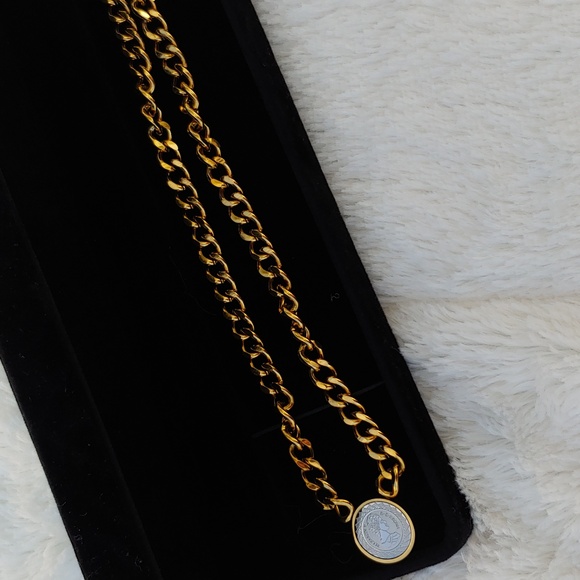 Queen Elizabeth 18K Gold Plated Coin Pendant with 16 Inch Chain - Picture 13 of 14